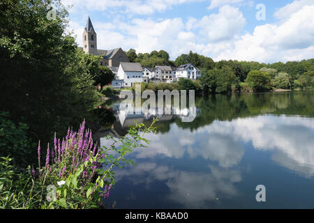 Landschaft und Stadtbild von Ulmen und Ulmener Maar in der Eifel in Deutschland. See vulkanischen Ursprungs. Stockfoto