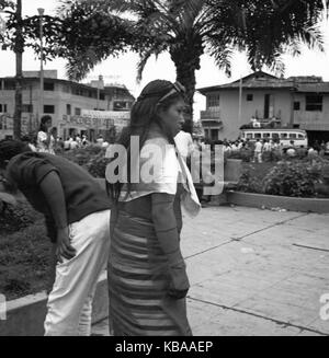 Eingeborene in der Stadt Ambato, hier ein junger Mann, Ecuador 1960er Jahre. Native weibliche in der Stadt Ambato, hier ein junger Mann, Ecuador 1960. Stockfoto