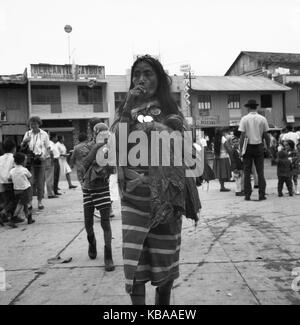 Eingeborene in der Stadt Ambato, hier ein junger Mann, Ecuador 1960er Jahre. Native weibliche in der Stadt Ambato, hier ein junger Mann, Ecuador 1960. Stockfoto