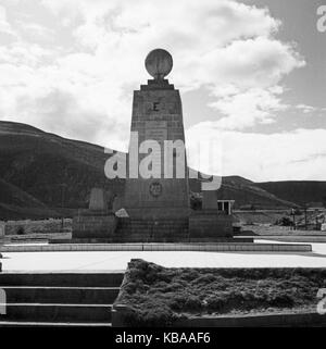 Das Äquatordenkmal Mitad del Mundo, nördlich von Quito, Ecuador 1960er Jahre. Äquator Denkmal nahe Quito, Ecuador 1960. Stockfoto