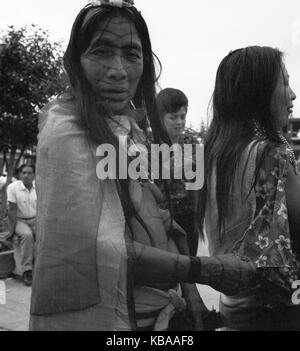 Eingeborene in der Stadt Ambato, hier ein junger Mann, Ecuador 1960er Jahre. Native weibliche in der Stadt Ambato, hier ein junger Mann, Ecuador 1960. Stockfoto