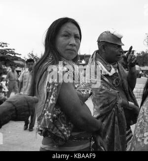 Eingeborene in der Stadt Ambato, hier ein junger Mann, Ecuador 1960er Jahre. Native weibliche in der Stadt Ambato, hier ein junger Mann, Ecuador 1960. Stockfoto