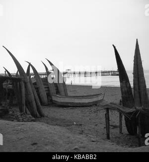 Boote aus Stroh an der Pazifikküste von Trujillo, Peru 1960er Jahre. Stroh Boote an der Pazifikküste von Trujillo, Peru 1960. Stockfoto