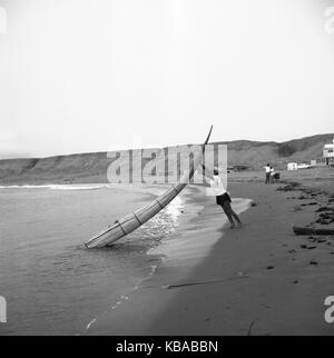 Boote aus Stroh an der Pazifikküste von Trujillo, Peru 1960er Jahre. Stroh Boote an der Pazifikküste von Trujillo, Peru 1960. Stockfoto