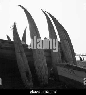 Boote aus Stroh an der Pazifikküste von Trujillo, Peru 1960er Jahre. Stroh Boote an der Pazifikküste von Trujillo, Peru 1960. Stockfoto