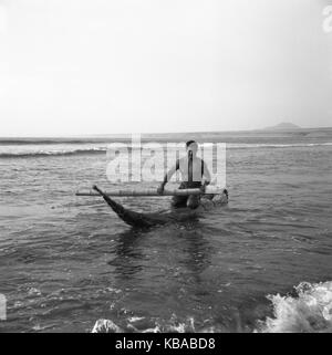 Boote aus Stroh an der Pazifikküste von Trujillo, Peru 1960er Jahre. Stroh Boote an der Pazifikküste von Trujillo, Peru 1960. Stockfoto