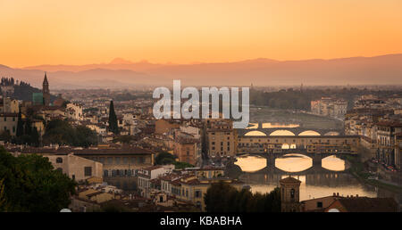 Ein Sonnenuntergang, Panoramablick über verschiedene Brücken über den Fluss Arno in Florenz wie Ponte Vecchia 2016, Florenz, Italien Stockfoto