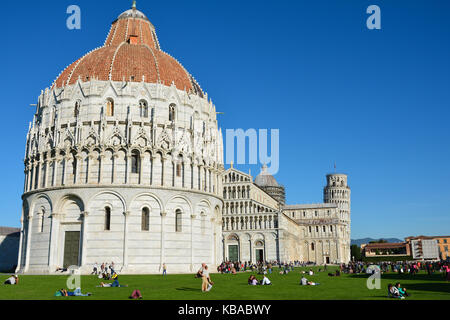 Pisa Baptisterium des Heiligen Johannes im Vordergrund mit dem Schiefen Turm von Pisa im Hintergrund an der Piazza dei Miracoli, Pisa, Italien Stockfoto