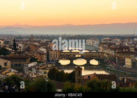 Ein Sonnenuntergang, Panoramablick über verschiedene Brücken über den Fluss Arno in Florenz wie Ponte Vecchia 2016, Florenz, Italien Stockfoto
