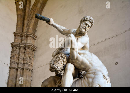 Eine Nahaufnahme von Giambolognas Marmorskulptur Herkules, der den Zentaur Nessus schlägt, Florenz, Italien Stockfoto