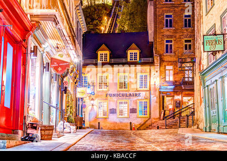 Quebec City, Kanada - 31. Mai 2017: Blick auf die Seilbahn von der unteren Altstadt Straße Rue Sous Le Fort in der Nacht mit Vorzeichen und niemand Stockfoto