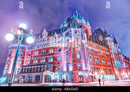 Quebec City, Kanada - 31. Mai 2017: Nahaufnahme von Chateau Frontenac Castle Hotel in der Altstadt in der Nacht, mit Abend Laterne oder Lampe, Menschen, quadratisch Stockfoto
