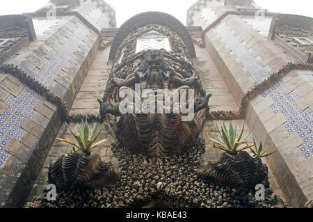 Detail der Fassade des Da Pena - Monster halten der Balkon über dem Haupteingang, Sintra, Portugal Stockfoto