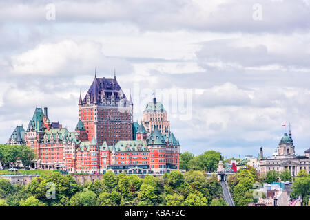 Blick von Levis Stadt auf Stadtbild und die Skyline von Quebec City, Kanada mit St. Lawrence River und Ausflugsschiffe, Seilbahn Stockfoto