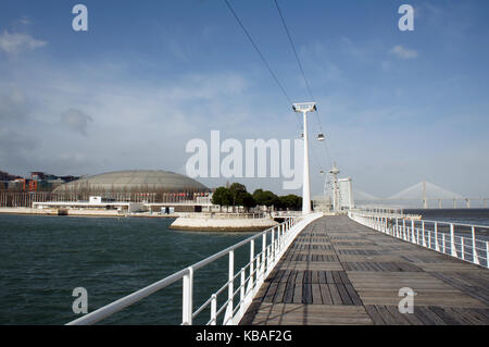 Telefonico de Lisboa (Seilbahn) und Ozeanarium / Aquanarium auf dem Meer Marina in Lisbona, Portugal Stockfoto