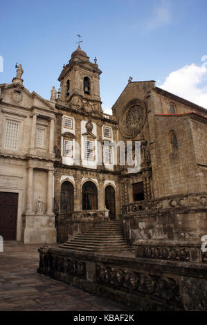 Kirche von San Francisco in Porto - drei kleine Kirchen oder Kapellen neben der Hauptfassade, Portugal Stockfoto