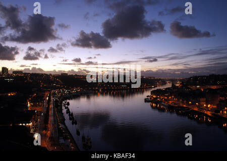 Nacht Panorama von Porto von Luis I Brücke über den Fluss Douro, Portugal Stockfoto
