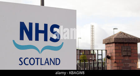 NHS Schottland Zeichen außerhalb der Golden Jubilee National Hospital und westlich von Schottland regionale Herz und Lunge, Dalmuir, Clydebank, Schottland Stockfoto