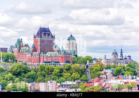 Blick von Levis Stadt auf Stadtbild und die Skyline von Quebec City, Kanada mit St. Lawrence River und Ausflugsschiffe, Seilbahn Stockfoto
