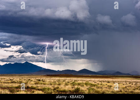 Ein dramatischer Gewitterschlag von Wolken zu Boden aus einem Sturm über den San Francisco Peaks in Flagstaff, Arizona Stockfoto