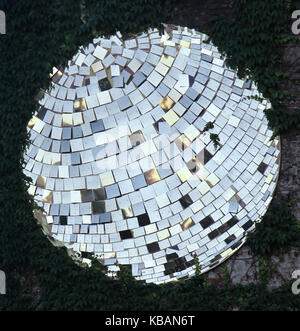 Funkelnde Kristalle von Disco ball auf Blatt Hintergrund Stockfoto