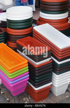 Stapel von bunten Kunststoff Blumentöpfe auf dem Markt Stockfoto