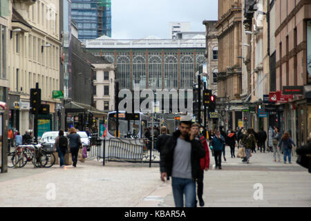 Blick entlang der Argyle Street, Richtung Hauptbahnhof und dem Hielanman Sonnenschirme, Glasgow, Schottland Stockfoto