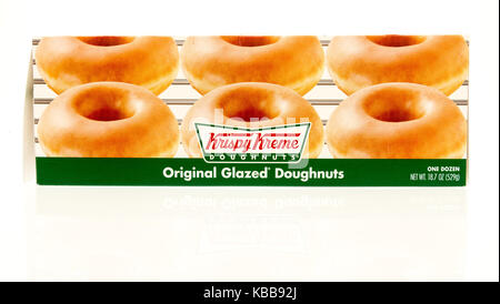 Winneconne, WI - 28. September 2017: Ein Feld von Krispy Kreme original glasierte Krapfen auf einem isolierten Hintergrund. Stockfoto