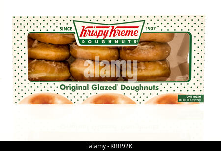 Winneconne, WI - 28. September 2017: Ein Feld von Krispy Kreme original glasierte Krapfen auf einem isolierten Hintergrund. Stockfoto