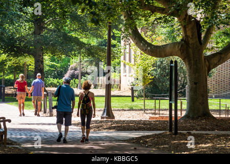 Colonial Williamsburg, Virginia, Amerika aus dem 18. Jahrhundert, College of William & Mary, Universität, historischer Campus, Fußweg, Besucher, VA170521059 Stockfoto