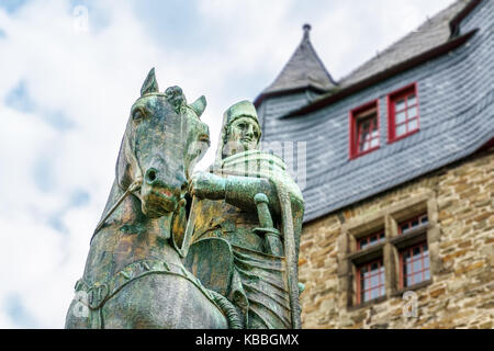 Denkmal zu Ehren Graf Engelbert II. von Berg von deutschen Bildhauers Paul Wynand auf dem Gelände der Burg (Schloss Burg) in Burg an der Wupper, Soling Stockfoto