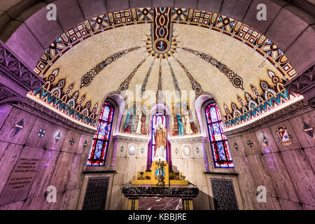 Sainte-Anne-de-Beaupre, Kanada - 2. Juni 2017: In der Basilika Sainte Anne de Beaupre mit Statue und Zeichen in der Kammer Stockfoto