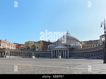 Neapel, Italien - Juni 22; berühmte Plebiscito Square mit San Francesco Di Paola Kirche in Neapel, Italien - Juni 22, 2014; großer Marktplatz mit alten Stockfoto