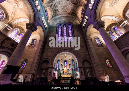 Sainte-Anne-de-Beaupre (Kanada)-2. Juni 2017: Innen Basilika Sainte Anne De Beaupre mit hohen Decken und Glasfenster Stockfoto