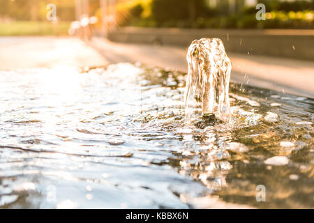 In der Nähe von Golden Brunnen im Park mit Bewegung, inneres Rohr und weichen, warmen, glühenden Sonnenuntergang Sonnenlicht Stockfoto