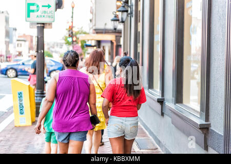 Washington DC, USA - August 4, 2017: Familie Menschen zu Fuß in Abend, African American, schwarze Mutter und Tochter halten sich an den Händen in der Innenstadt von Georg Stockfoto