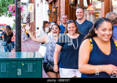 Washington DC, USA - August 4, 2017: Glückliche junge Leute, Studenten zu Fuß am Abend in der Innenstadt Stadtteil Georgetown und Backsteinbauten, speichert Stockfoto