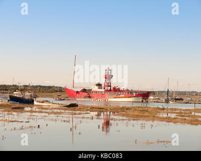 Big Red das Boot in die Mündung tollesbury Maldon günstig, Essex, England, Großbritannien Stockfoto