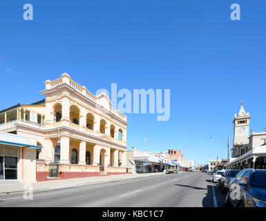 Wherry Haus liegt in der Tradition entfernt - denkmalgeschützte Gebäude der Bank von New South Wales, einer ehemaligen Bank am 34-36 Gill Street, Charters Towers,Queens Stockfoto