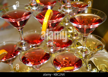 Schöne Regale Gläser roten und weißen Wein bei einer Hochzeit. Close-up Stockfoto