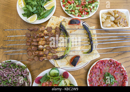 Gegrilltes Fleisch und Gemüse Stockfoto