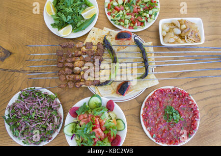 Gegrilltes Fleisch und Gemüse Stockfoto