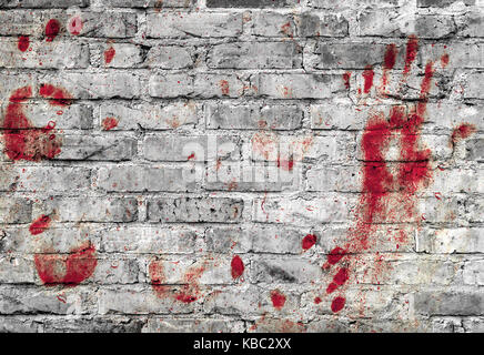 Blutige Handabdrücke und Flecken von Blut auf grunge Wand. Hintergrund für die gruseligen Inhalt, Halloween und vieles mehr. Stockfoto