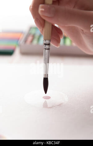 Nahaufnahme von Zeichnung Prozess mit Pinsel und Aquarellfarben auf weißem Papier Stockfoto