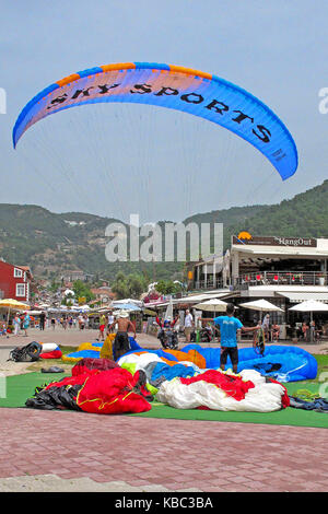 Para Drachenflieger Landung in Oludeniz, Türkei Stockfoto