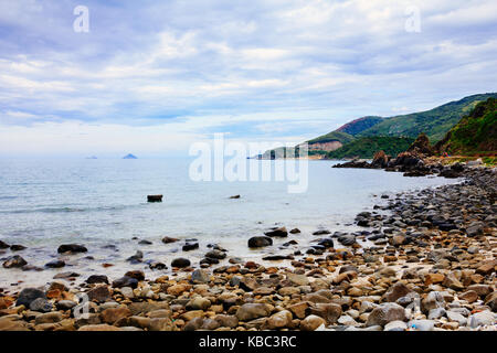 Strand von Nha Trang, Khanh Hoa, Vietnam. Blick von Pham van Dong (657) Highway. Es liegt im Norden der Stadt Nha Trang. Stockfoto