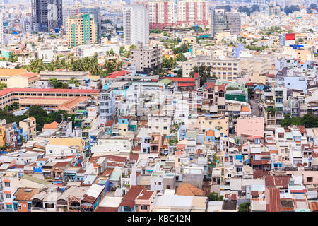 Ho Chi Minh City (Saigon) Skyline mit bunten Haus, vietnam Saigon ist die grösste Stadt und das wirtschaftliche Zentrum Vietnams. Stockfoto