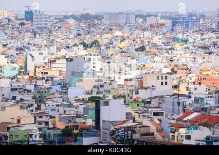 Ho Chi Minh City (Saigon) Skyline mit bunten Haus, vietnam Saigon ist die grösste Stadt und das wirtschaftliche Zentrum Vietnams. Stockfoto