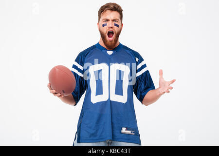 Crazy männlichen Fan mit rugby ball und bemaltem Gesicht schreiend isoliert Stockfoto