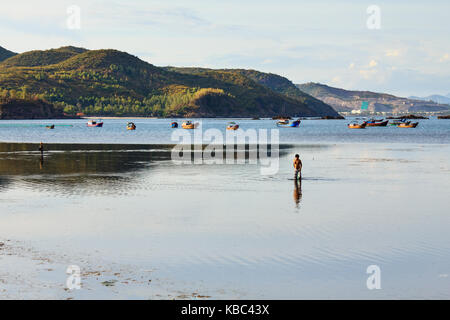 Die Fischer fischen an einer Lagune bei Sonnenuntergang in Song lo, phuoc Dong, Nha Trang, Vietnam Nha Trang ist bekannt für seine Strände und Tauchen bekannt Stockfoto